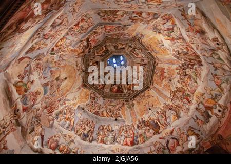 L'affresco del Giudizio universale di Giorgio Vasari sul soffitto del Duomo del Brunelleschi, Santa Maria del Fiore, Firenze, Italia. Firenze, Italia – Ottobre Foto Stock