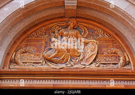 Midland Hotel Manchester Fregio in ceramica di terracotta smaltata, scultura Michelangelo & Flaxman, 16 Peter St, Manchester, M60 2DS Foto Stock