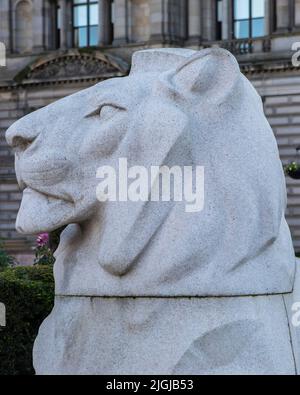 Una delle sculture di leoni del Cenotaph di Glasgow - dedicata a coloro che hanno perso la vita in entrambe le guerre mondiali, nella città di Glasgow in Scozia, U. Foto Stock