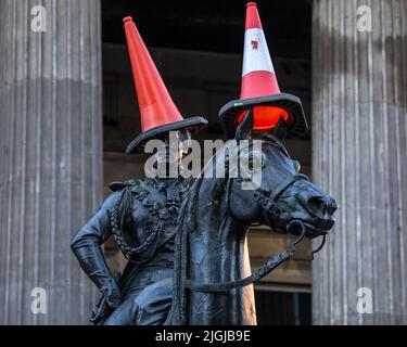 La famosa statua del Duca di Wellington, situata in Royal Exchange Square a Glasgow, Scozia. La statua è tipicamente tappata con un trafficante Foto Stock