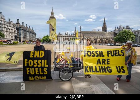 Londra, Regno Unito. 11 luglio 2022. I membri della Rebellion d'estinzione (XR), vestiti come canari in una miniera di carbone, prendono parte a una protesta in Piazza del Parlamento che chiede una sosta alle nuove miniere di carbone nel Regno Unito. Credit: Stephen Chung / Alamy Live News Foto Stock