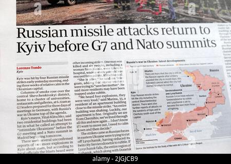 "Gli attacchi missilistici russi tornano a Kiev prima del G7 e i vertici della NATO" Guardian Ukraine war newspaper 27 giugno 2022 Londra Inghilterra UK Foto Stock