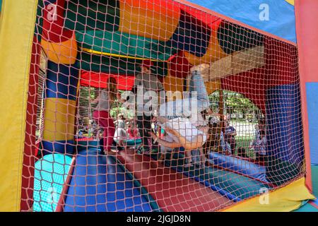 Odessa, Ucraina. 31st maggio 2022. I bambini hanno visto saltare su un trampolino gonfiabile alla festa dei bambini nella Chiesa del Popolo di Odessa. In relazione alle azioni militari della Federazione russa, ci sono molti sfollati interni a Odessa. Per loro e per i loro figli è stata organizzata la vacanza dei bambini. (Foto di Viacheslav Onyshchenko/SOPA Images/Sipa USA) Credit: Sipa USA/Alamy Live News Foto Stock