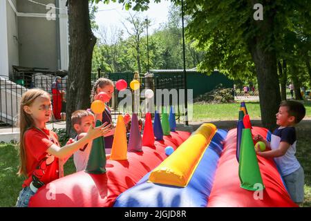 Odessa, Ucraina. 31st maggio 2022. I bambini hanno visto giocare alla festa dei bambini nella Chiesa del Popolo di Odessa. In relazione alle azioni militari della Federazione russa, ci sono molti sfollati interni a Odessa. Per loro e per i loro figli è stata organizzata la vacanza dei bambini. (Credit Image: © Viacheslav Onyshchenko/SOPA Images via ZUMA Press Wire) Foto Stock