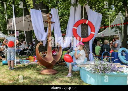 Odessa, Ucraina. 31st maggio 2022. I bambini con palloncini rossi hanno visto giocare alla festa dei bambini nella Chiesa del Popolo di Odessa. In relazione alle azioni militari della Federazione russa, ci sono molti sfollati interni a Odessa. Per loro e per i loro figli è stata organizzata la vacanza dei bambini. (Foto di Viacheslav Onyshchenko/SOPA Images/Sipa USA) Credit: Sipa USA/Alamy Live News Foto Stock