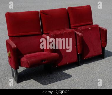 Sedia stol per cinema, 3 pezzi assemblati per parte di fila. Borgogna Manchester. Sedili pieghevoli, numerati in loco in prima linea 14, 15 e 16. Un timpano con segno metallico con la fila numero 3. Gli schienali sono stati insegnati rivestimenti in schiuma con 'superficie tessile' di borgogna. Soleggiato e indossato. Durante gli anni 1980-1992. Probabilmente riusò da un altro cinema Sandrew.Sandrew prese il controllo del salone cinematografico dal cinema imperiale, che fu gestito tra gli anni 1917-1979. Dopo Sandrew 1 2 3, il cinema è stato gestito da Skandia 1 2 3 4 negli anni 1992-2009. All'acquisizione, il museo ha ricevuto 4 sedie ma sedia Foto Stock