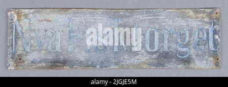 Gatuskylt segno, strada segno di lamiera. Diversi residui di colore in nero, blu e bianco. La maggior parte di esso manca. Texte sur 'nuovo Fiskorget'. Quattro buchi per assembly.Asmade giorno 1964-10-06, quando demolizione di proprietà a Karlskrona. Foto Stock