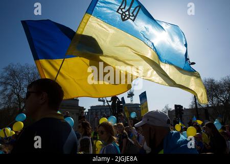 La gente si riunisce e marcia durante la marcia “Londra sta con l’Ucraina” per dimostrare solidarietà con l’Ucraina nel centro di Londra. Foto Stock