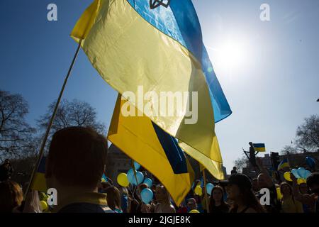 La gente si riunisce e marcia durante la marcia “Londra sta con l’Ucraina” per dimostrare solidarietà con l’Ucraina nel centro di Londra. Foto Stock