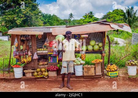 Giamaica, Mandeville, frutta e verdura sono venduti lungo la strada Foto Stock