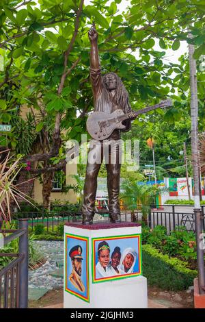 Giamaica, Kingston. Il museo Bob Marley ha una statua di fronte all'edificio. Foto Stock