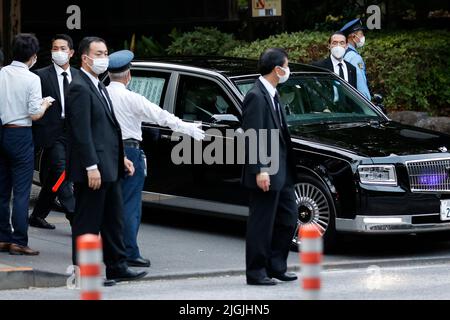 Tokyo, Giappone. 11th luglio 2022. Il primo ministro giapponese Fumio Kishida (all'interno dell'auto) lascia la scia funebre dell'ex primo ministro Shinzo Abe al tempio Zojoji di Tokyo. I parenti e gli illustri ospiti hanno partecipato a una sveglia privata il lunedì per pagare i loro rispetti, il funerale privato è previsto per domani. (Credit Image: © Rodrigo Reyes Marin/ZUMA Press Wire) Foto Stock