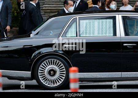 Tokyo, Giappone. 11th luglio 2022. Il primo ministro giapponese Fumio Kishida (all'interno dell'auto) lascia la scia funebre dell'ex primo ministro Shinzo Abe al tempio Zojoji di Tokyo. I parenti e gli illustri ospiti hanno partecipato a una sveglia privata il lunedì per pagare i loro rispetti, il funerale privato è previsto per domani. (Credit Image: © Rodrigo Reyes Marin/ZUMA Press Wire) Foto Stock