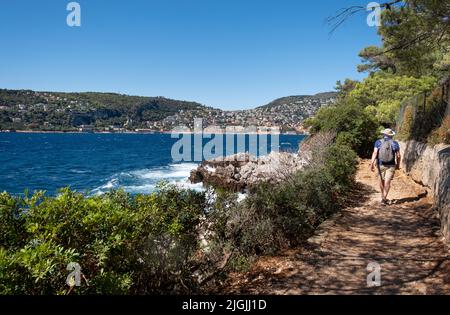 Uomo sul sentiero escursionistico intorno a St-Jean-Cap-Ferrat, Costa Azzurra, Francia Foto Stock