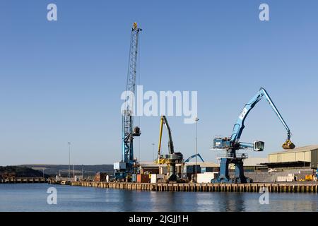 Poole Dorset Inghilterra 9 luglio 2022 Vista delle gru nel cantiere portuale. Foto Stock