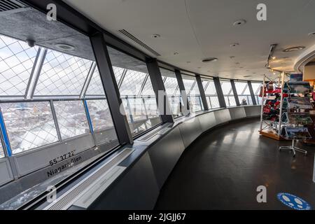 Cascate del Niagara, Ontario, Canada - Dicembre 19 2021 : lobby interna della piattaforma di osservazione della Skylon Tower. Foto Stock