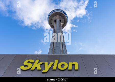 Cascate del Niagara, Ontario, Canada - Dicembre 19 2021 : Torre di osservazione Skylon. Foto Stock