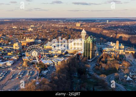 Cascate del Niagara, Ontario, Canada - Dicembre 19 2021 : si affaccia sul centro di Niagara Falls City nel crepuscolo. Foto Stock