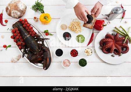 Lo chef spalma la pasta con tartufo nero, piatto Foto Stock