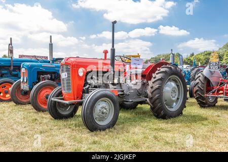 Un classico trattore Massey-Ferguson 35 alla fiera della contea di Kent Foto Stock