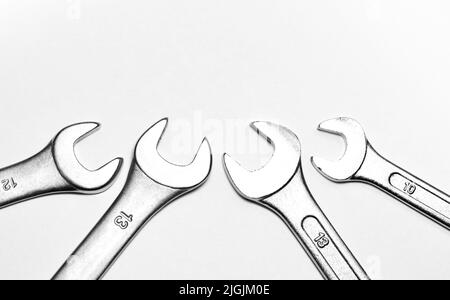 Attrezzi meccanici. Chiavi piatte per allentare le viti. Semplici utensili fai-da-te. Chiavi piatte per primo piano. Tema meccanico. Foto Stock