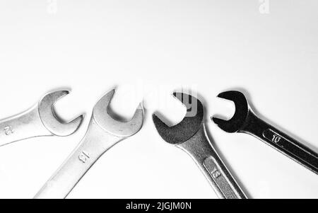 Attrezzi meccanici. Chiavi piatte per allentare le viti. Semplici utensili fai-da-te. Chiavi piatte per primo piano. Tema meccanico. Foto Stock