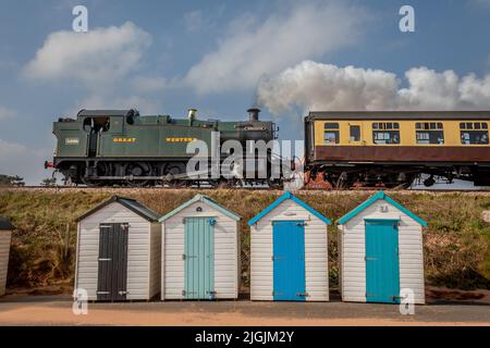 GWR '5205' classe 2-8-0T No. 5239 'Goliath' poteri oltre Goodrington Sands sulla Paignton e Dartmouth Railway, Devon, Inghilterra, Regno Unito Foto Stock