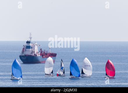 Crosshaven, Cork, Irlanda. 11th luglio 2022. Barche che corrono al di fuori del porto di Cork vicino alla nave ancorata Murrey Star il primo giorno della settimana di Cork di Volvo che si svolge a Crosshaven, Co. Cork, Irlanda.- accreditamento; David Creedon / Alamy Live News Foto Stock