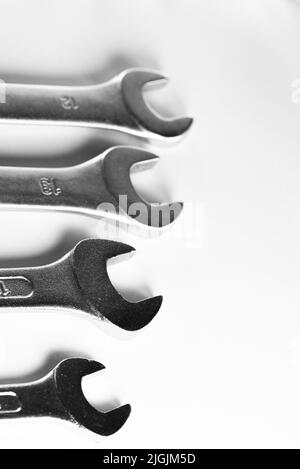 Attrezzi meccanici. Chiavi piatte per allentare le viti. Semplici utensili fai-da-te. Chiavi piatte per primo piano. Tema meccanico. Foto Stock