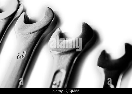 Attrezzi meccanici. Chiavi piatte per allentare le viti. Semplici utensili fai-da-te. Chiavi piatte per primo piano. Tema meccanico. Foto Stock