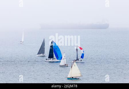 Crosshaven, Cork, Irlanda. 11th luglio 2022. Con la nebbia che inizia a sollevarsi il primo giorno della settimana di Cork Volvo, gli yacht iniziano a correre a vela piena al di fuori di Roches Point a Co. Cork, Irlanda. - Credit; David Creedon / Alamy Live News Foto Stock