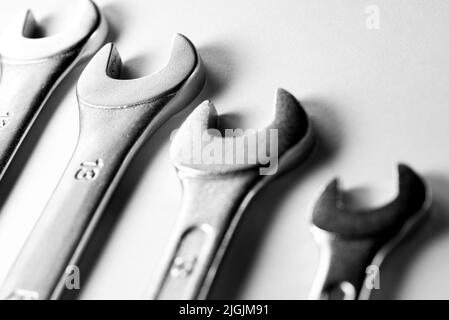 Attrezzi meccanici. Chiavi piatte per allentare le viti. Semplici utensili fai-da-te. Chiavi piatte per primo piano. Tema meccanico. Foto Stock