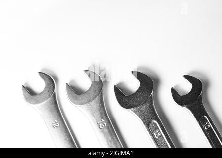 Attrezzi meccanici. Chiavi piatte per allentare le viti. Semplici utensili fai-da-te. Chiavi piatte per primo piano. Tema meccanico. Foto Stock