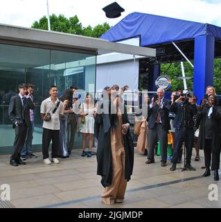 NAOMI CAMPBELL GETTANDO IL SUO CONSIGLIO MOTAR IN ARIA AVENDO APPENA RICEVUTO UN DOTTORATO ONORARIO DALL'UNIVERSITÀ DELLE ARTI CREATIVE. Foto Stock