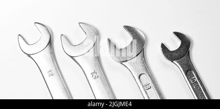 Attrezzi meccanici. Chiavi piatte per allentare le viti. Semplici utensili fai-da-te. Chiavi piatte per primo piano. Tema meccanico. Foto Stock