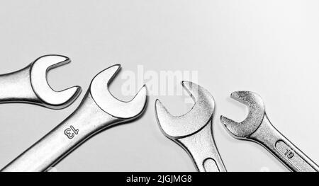 Attrezzi meccanici. Chiavi piatte per allentare le viti. Semplici utensili fai-da-te. Chiavi piatte per primo piano. Tema meccanico. Foto Stock
