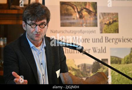 11 luglio 2022, Thuringia, Schmiedefeld am Rennsteig: Michael Zschiesche, presidente della Nature Foundation David, parla al lancio ufficiale del progetto di conservazione della natura su larga scala "Treams, Moors and Mountain Meadows in the Thuringian Forest". Il progetto è avviato dal Ministero federale dell'ambiente, dal Ministero dell'ambiente della Turingia, DAL BUND e dal Naturstiftung David. A causa dell'intervento umano, i flussi e le paludi possono svolgere le loro funzioni ecologiche solo in misura limitata. La mancanza di uso agricolo mette in pericolo il futuro di prati montani di valore. Così è stato Foto Stock