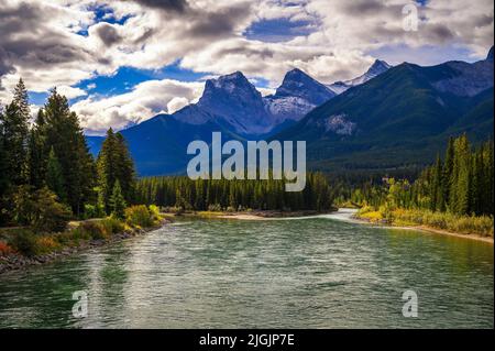 Bow River vicino Canmore in Canada con le Montagne Rocciose canadesi Foto Stock