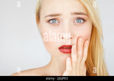 Ritratto donna shocked e stupito dai capelli rossi Foto Stock