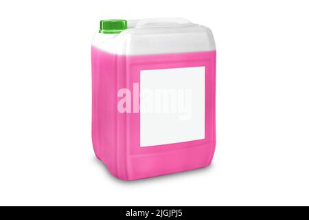 Lattina con liquido, isolata su bianco. Liquido antigelo rosa per auto nel serbatoio. Flacone di plastica o gallone di gel per le mani, sapone o alcol disinfettante per le mani Foto Stock