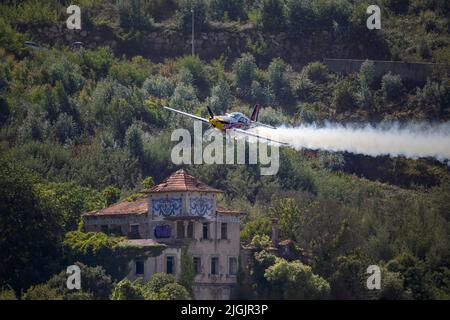 Porto, Portogallo - 1 settembre 2017: Oporto Red Bull Air Race. Giornata di formazione. Aereo in stretta manovra sopra la vecchia Vila Nova de Gaia. Foto Stock