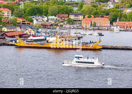 Traghetti e barche a Djurgården, nell'arcipelago di Stoccolma, Svezia Foto Stock