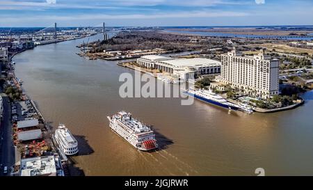 Vista aerea del centro storico, del fiume Savannah, del centro convegni, del Westin Hotel, della Georgia Queen, e l'iconico Talmadge Memorial Bridge Foto Stock