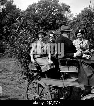 Scoutrörelse Olave Baden-Powell (1889-1977), vedova di Robert Baden-Powell, il fondatore del movimento Scout, ha visitato il campo dell'Associazione Scout per ragazze svedesi su Tromtö, 1954. 3000 scout dall'Europa e alcuni scout provenivano da paesi al di fuori dell'Europa. Foto Stock