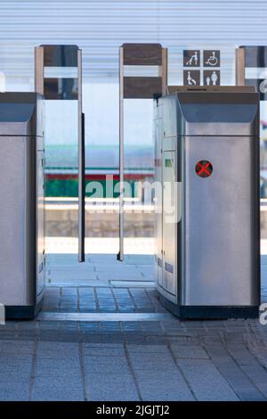 Biglietto per il controllo automatico dell'accesso alla linea ferroviaria esterna o alla stazione dei trasporti urbani, a luce rossa Foto Stock