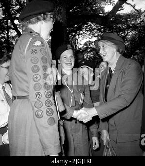 Scoutrörelse Olave Baden-Powell (1889-1977), vedova di Robert Baden-Powell, fondatore del movimento Scout, ha visitato il campo dell'Associazione Scout Svedese delle ragazze a Tromtö nel 1954, con alcuni scout al campo. Foto Stock