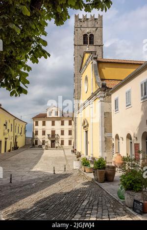 Piazza principale della città collinare Motovun, Croazia Foto Stock