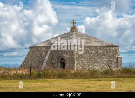 St. Aldhelm's Chapel, una cappella normanna del 13th secolo a Swanage, nella contea di Dorset, lungo il South West Coast Path Foto Stock