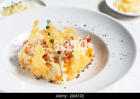 Casseruola di riso in cestino di formaggio sul piatto Foto Stock