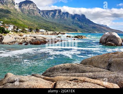 Costa rocciosa della Camps Bay, Capo Occidentale. Vista sull'oceano - Camps Bay, Table Mountain National Park, Città del Capo, Sudafrica. Foto Stock